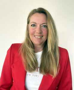 Porträt of Frauke Jaensch" oder "Frauke Jaensch im Porträt, lächelnd vor hellem Hintergrund