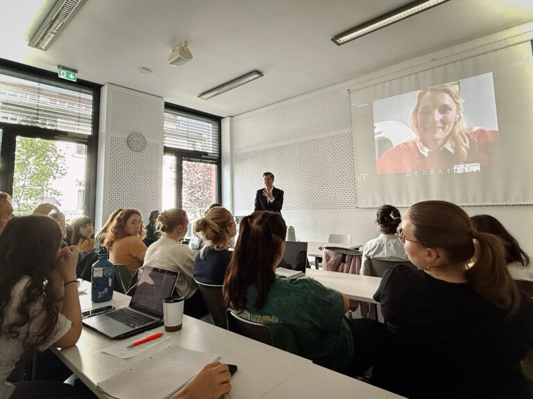 Bild von Vorlesungsraum während des Seminars zum Thema Storytelling